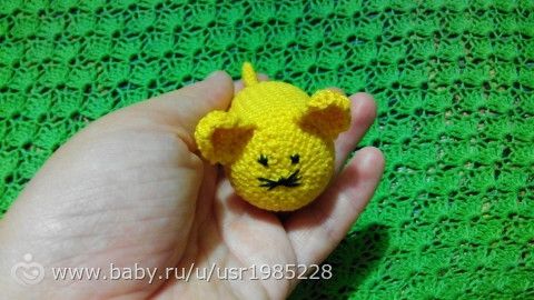 Мышка для котёнка из контейнера от Киндер сюрприза