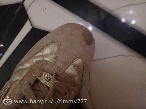 Как почистить светлую замшевую обувь?