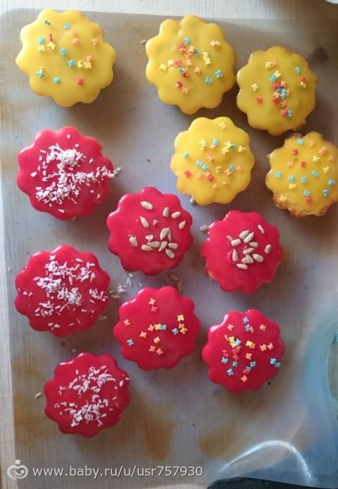 Кексы-манники с изюмом, семечками, кокосом в глазури с посыпкой