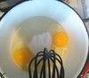 Яйца взбить венчиком с сахаром, солью и сахаром.